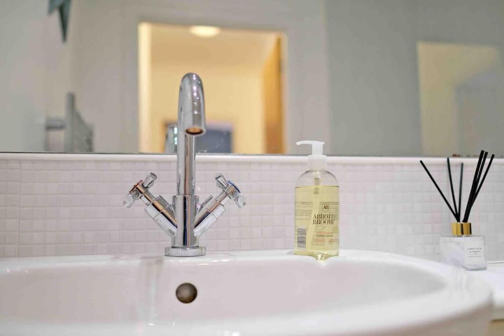 Modern & Spacious Apartment In City Centre Aberdeen Ngoại thất bức ảnh